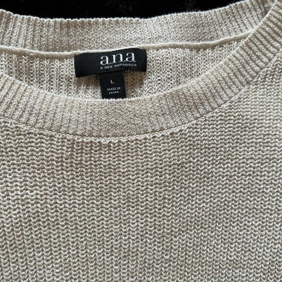 ๐๐คEUC- A.N.A WHITE SWEATER WITH LIGHT GOLD SPARKLE SZ L๐๐ค - Picture 2 of 5